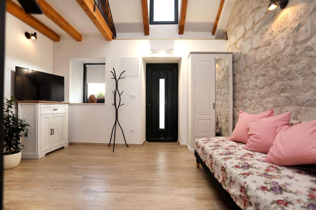 Studio Apartman Mihaella Kastela Exterior photo
