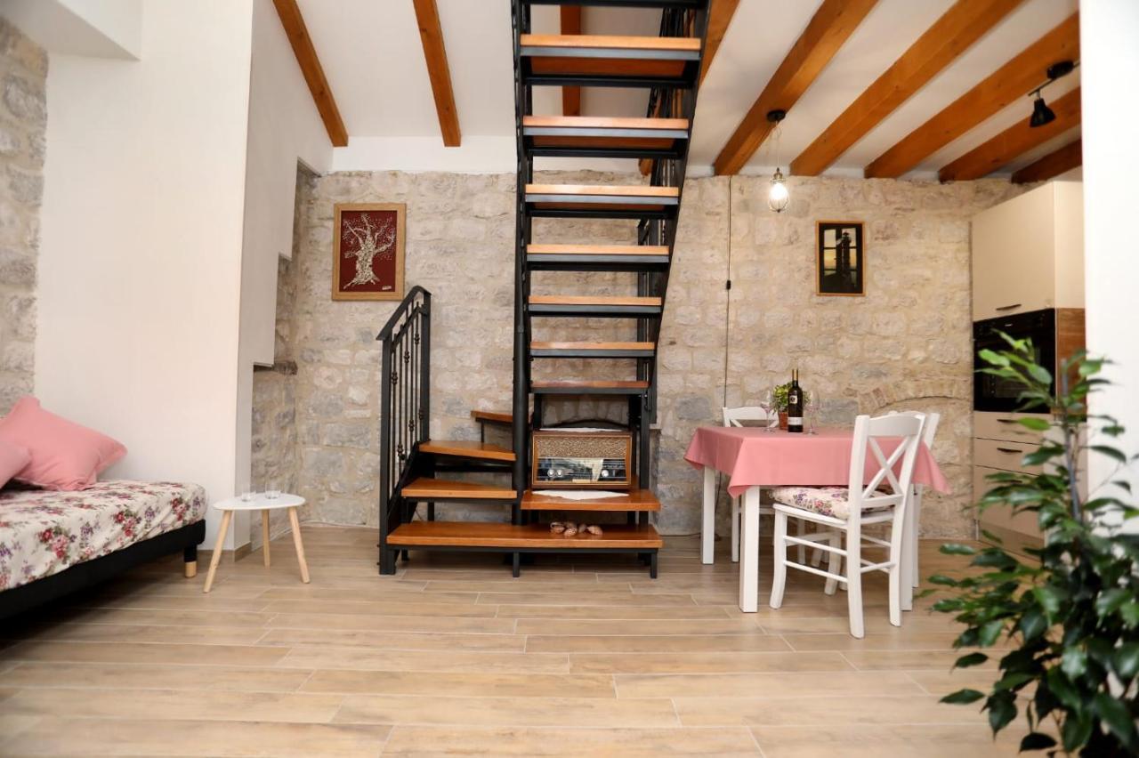 Studio Apartman Mihaella Kastela Exterior photo