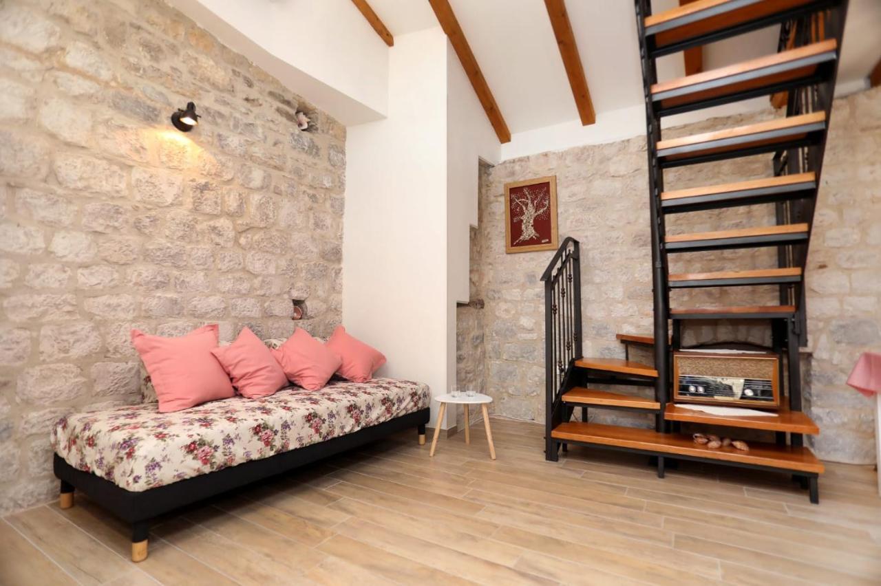 Studio Apartman Mihaella Kastela Exterior photo